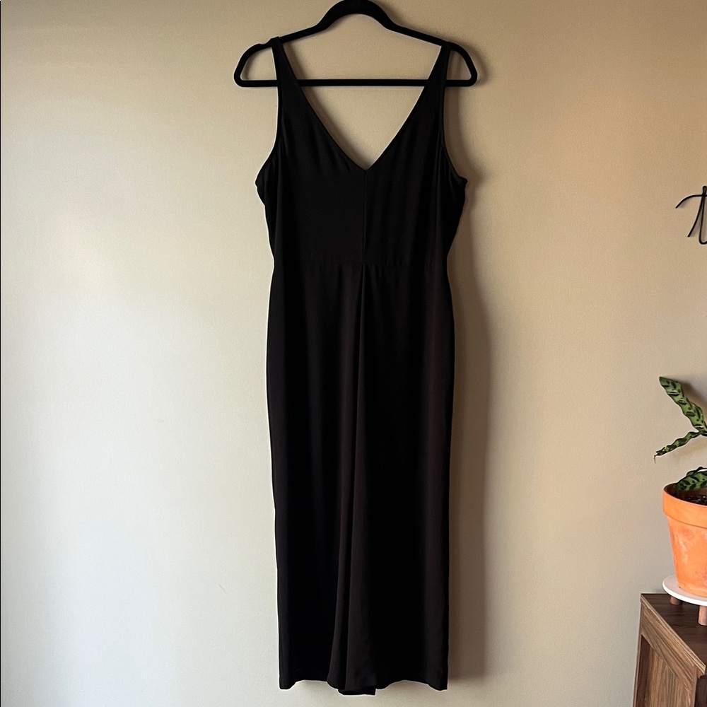 Forever 21 Black V-Neck Sleeveless Romper Size L